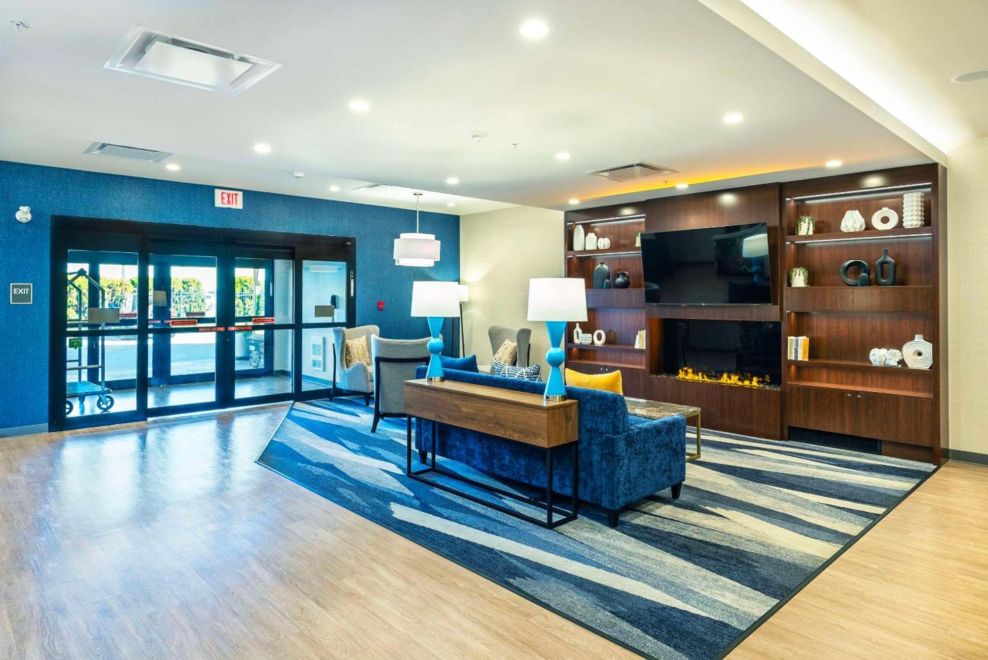 Comfort Suites Kelowna Extérieur photo