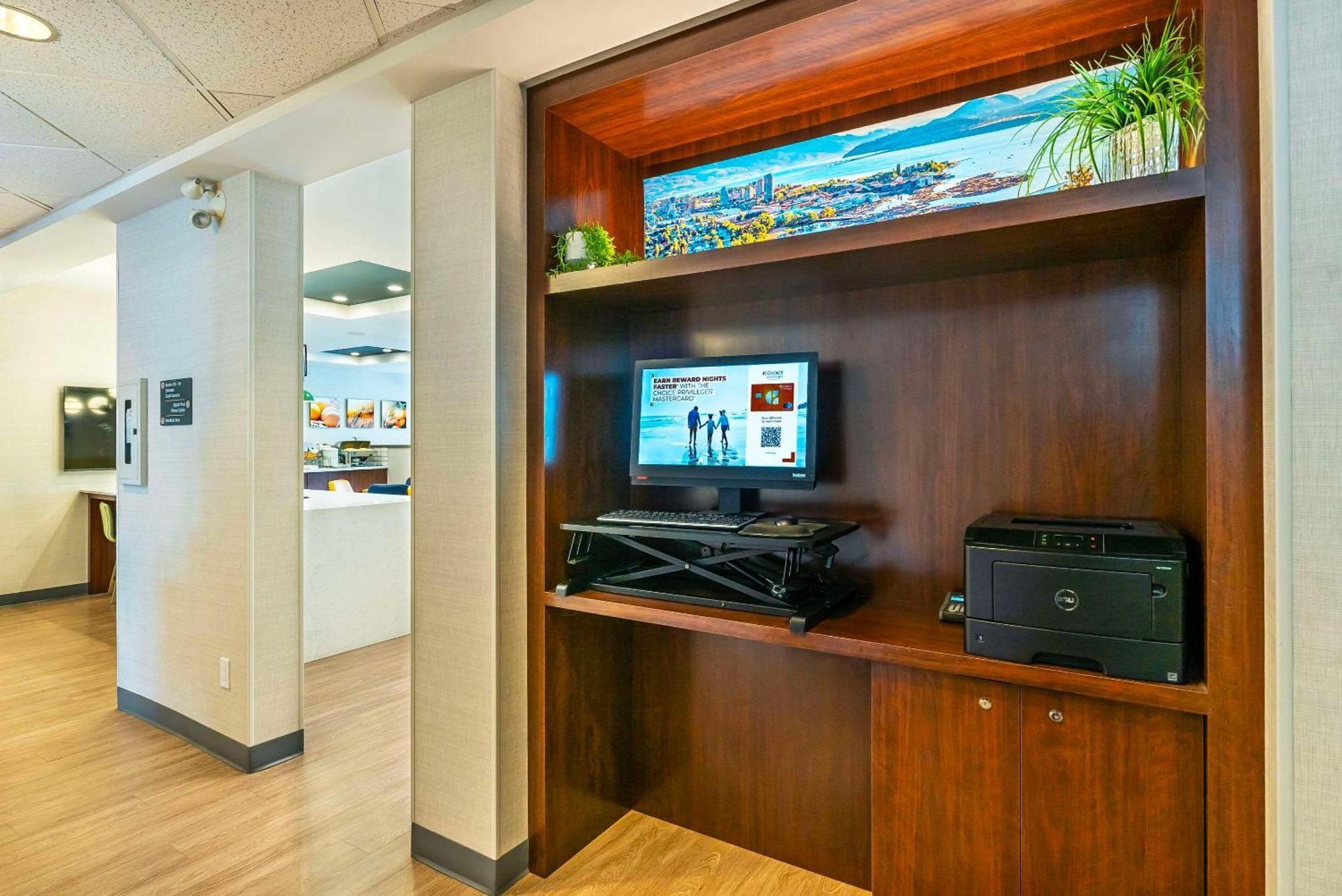 Comfort Suites Kelowna Extérieur photo