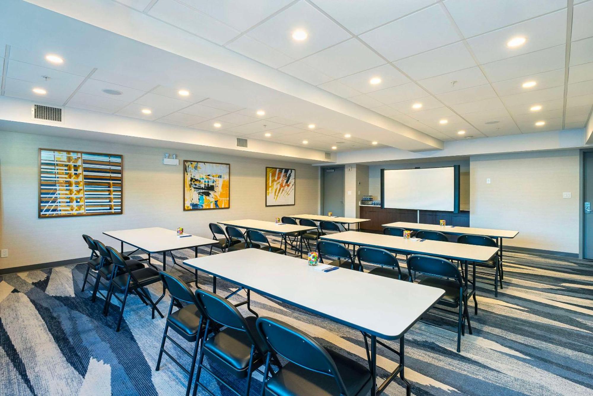 Comfort Suites Kelowna Extérieur photo