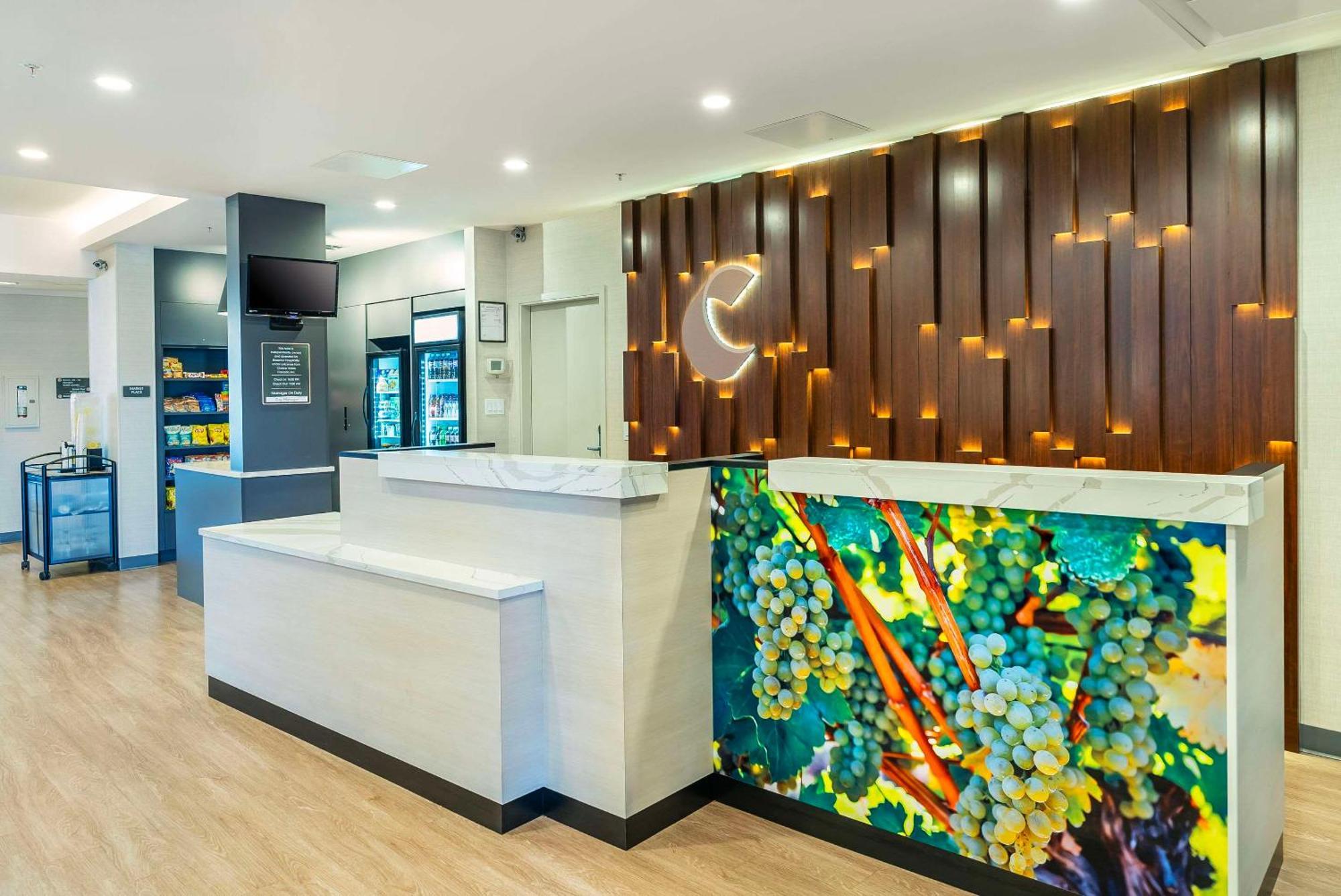 Comfort Suites Kelowna Extérieur photo